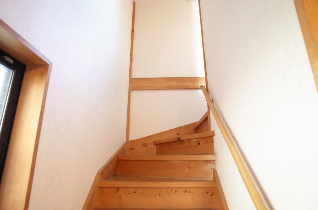 東松山市松山町1丁目　中古戸建（畑付き）の内装|階段