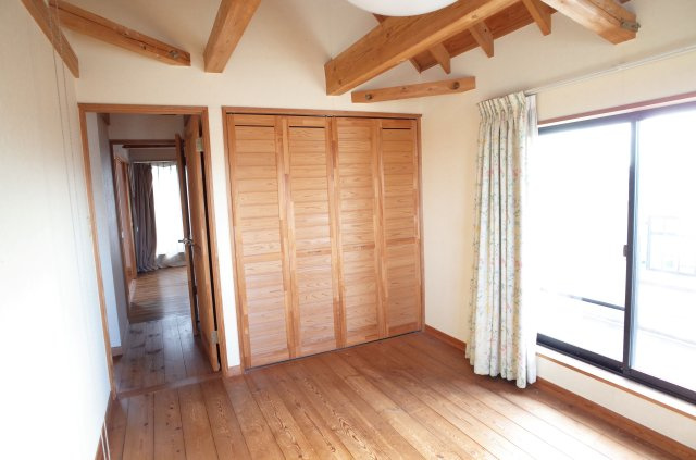 東松山市松山町1丁目　中古戸建（畑付き）の洋室|衣類をすっきり整理できる大型クローゼットを備えた3階洋室！身の回りの荷物をたっぷり収納できるため室内を広々と活用できます。木目の美しいドアや床材が落ち着いた雰囲気を醸し出します♪