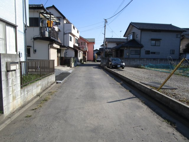 東松山市松山町1丁目　中古戸建の前面道路含む現地写真|西側4.2ｍ道路に約11.8ｍ接道