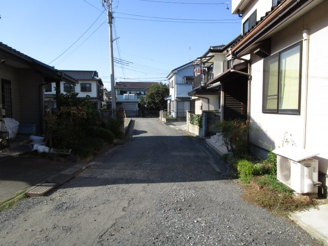 東松山市松山町1丁目　中古戸建の前面道路含む現地写真|西側4.2ｍ道路に約11.8ｍ接道