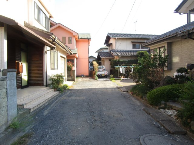 東松山市松山町1丁目　中古戸建（畑付き）の前面道路含む現地写真|西側4.2ｍ道路に約11.8ｍ接道