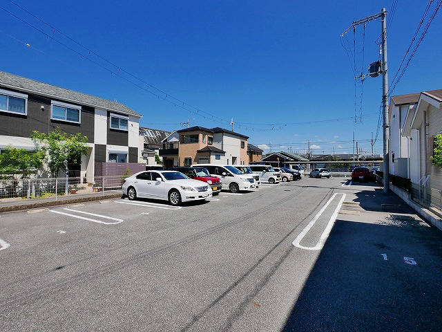 シャーメゾン二階堂の駐車場|車をお持ちの方に嬉しい駐車場付きの物件です