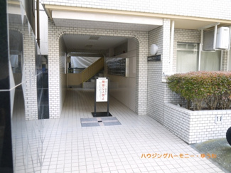 【エントランス】 | タイル敷きの広々したエントランス部分。