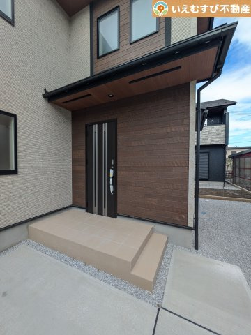 BLOOMING GARDEN　本庄市下野堂のエントランス|落ち着いた色づかいのエントランス
駐車場からアクセスの良いエントランス。雨の日や荷物が多くても安心の動線♪