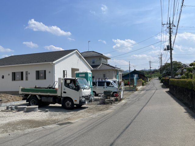 【前面道路含む現地写真】 | 神川町新里第3  クレイドルガーデン　新築戸建　全3棟　2号棟 | 8/4撮影