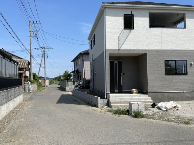 【前面道路含む現地写真】 | 神川町新里第3  クレイドルガーデン　新築戸建　全3棟　2号棟 | 8/4撮影