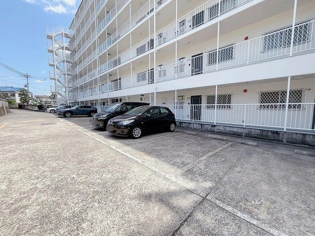 室町スカイハイツの駐車場