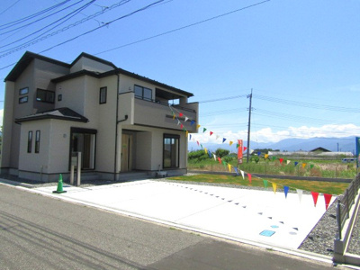 【駐車場】 | ブルーミングガーデン南アルプス市寺部3期　1号棟 | 駐車スペースもあります
