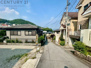 自然を感じる郊外の住宅街に立地し、約60坪ある広々とした物件です。