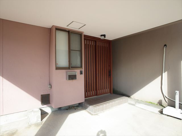 東松山市松葉町3丁目　中古戸建の玄関