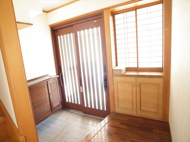 東松山市松葉町3丁目　中古戸建の玄関