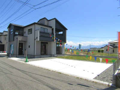 【前面道路含む現地写真】 | ブルーミングガーデン南アルプス市寺部3期　2号棟 | 前面道路含む現地写真です