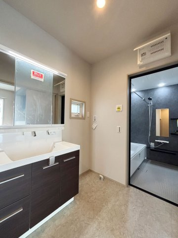 久留米市合川町11号地の洗面所|広くて使いやすい洗面ルーム。朝もゆとりをもって準備できます♪