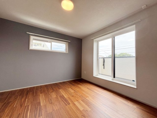 久留米市合川町11号地の洋室|バルコニーにも面しているお部屋は開放感があり換気もできます。