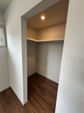 久留米市合川町11号地の収納|2階洋室は全ておしゃれが楽しくなるウォークインクローゼット収納♪