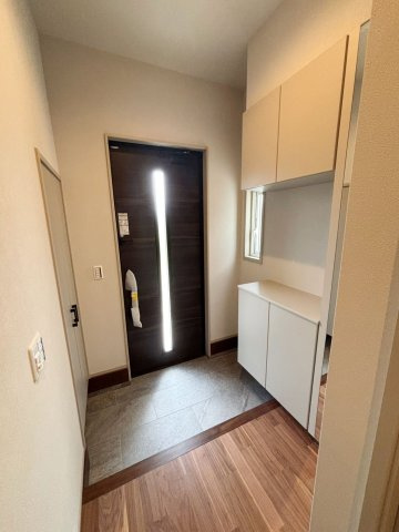 久留米市合川町11号地の玄関|シューズ収納スペースも備えられた玄関です♪お出かけ前に身だしなみチェックできる姿見付き！