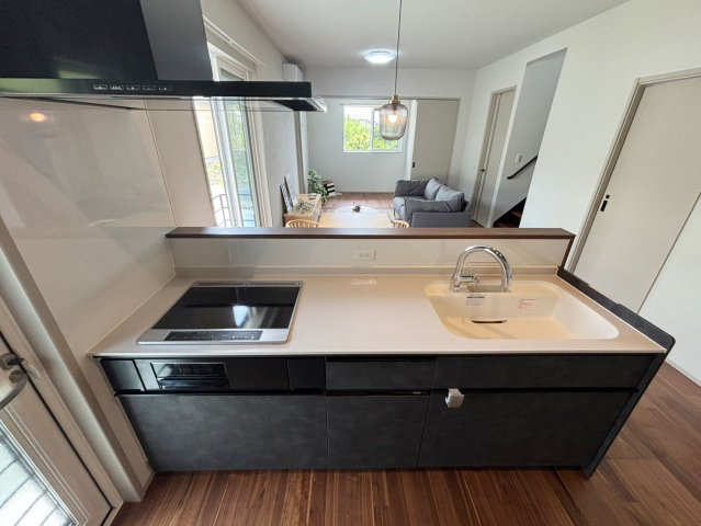 久留米市合川町11号地のキッチン|リビングのお子さんに目配りできる対面式カウンターキッチンを採用。