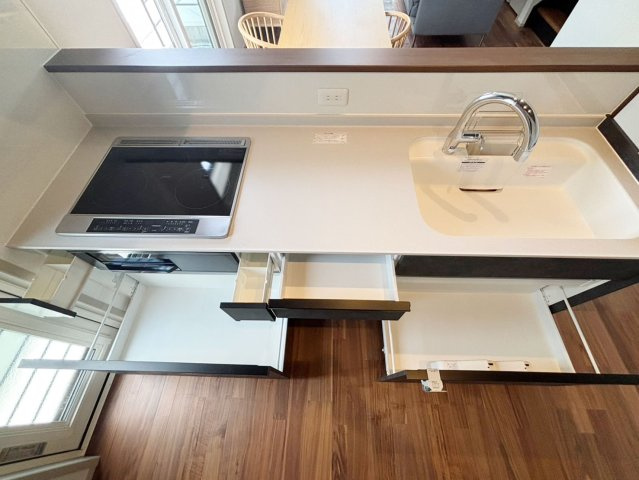 久留米市合川町11号地のキッチン|お手入れ簡単で安全なIHクッキングヒーター♪収納もたくさんあります！