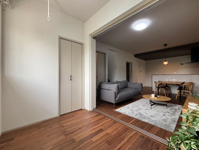 久留米市合川町11号地の洋室|リビングと続きになっている洋室です。