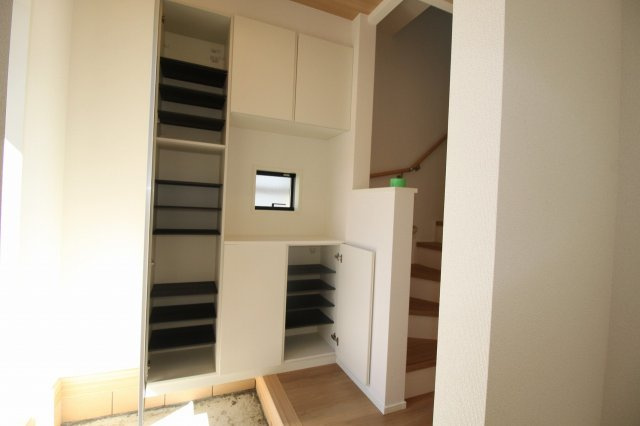 香美市土佐山田町宝町4丁目　3号棟（全5区画）　新築戸建の収納|玄関収納