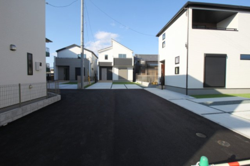 香美市土佐山田町宝町4丁目　3号棟（全5区画）　新築戸建の前面道路含む現地写真