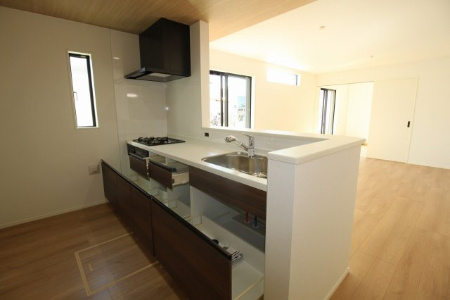 香美市土佐山田町宝町4丁目　3号棟　【内覧可能】（全5区画）　新築戸建のキッチン
