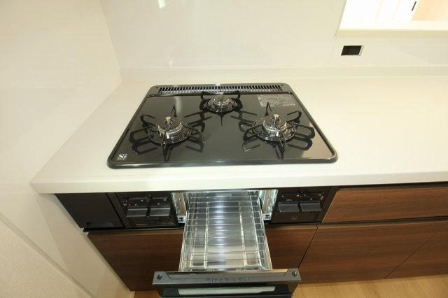香美市土佐山田町宝町4丁目　3号棟（全5区画）　新築戸建のキッチン|３口コンロ