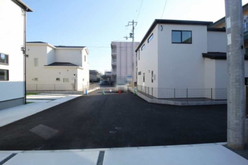 香美市土佐山田町宝町4丁目　3号棟（全5区画）　新築戸建の前面道路含む現地写真