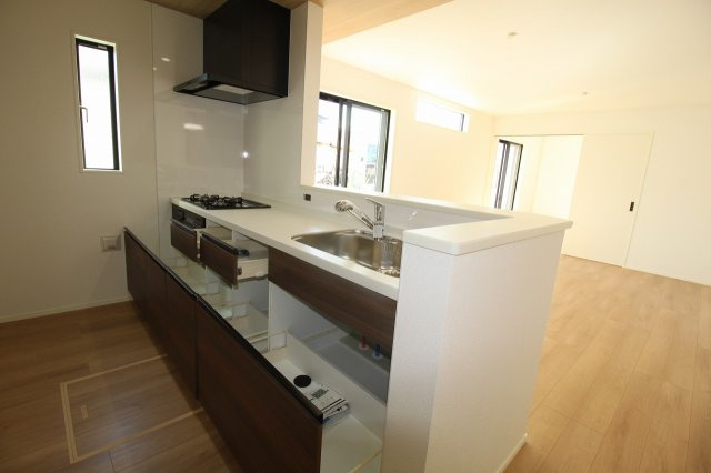 香美市土佐山田町宝町4丁目　3号棟　【内覧可能】（全5区画）　新築戸建のキッチン