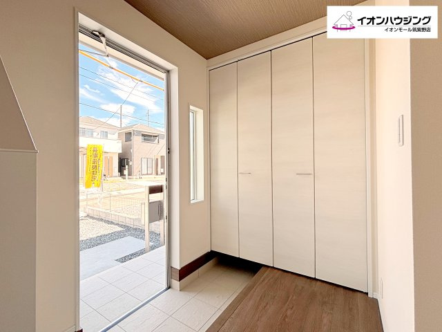 玄関：お帰りなさい」が日常へ 家に帰るとまず目につくのがマイホーム・玄関です。 玄関を開けると家族の笑顔が・・・お帰りなさいが日常に。