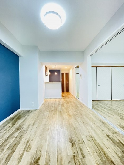 【居間・リビング】 | ネオハイツ筑紫丘 | LDKは隣りの洋室とつなげて広く使ってもOK ライフスタイルに合わせて自由に使えます