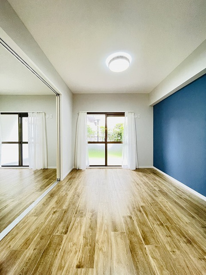 【居間・リビング】 | ネオハイツ筑紫丘 | 開口部から気持ち良い光が射し込むリビングルーム♪お部屋からは専用庭も見えて戸建て感覚が味わえます