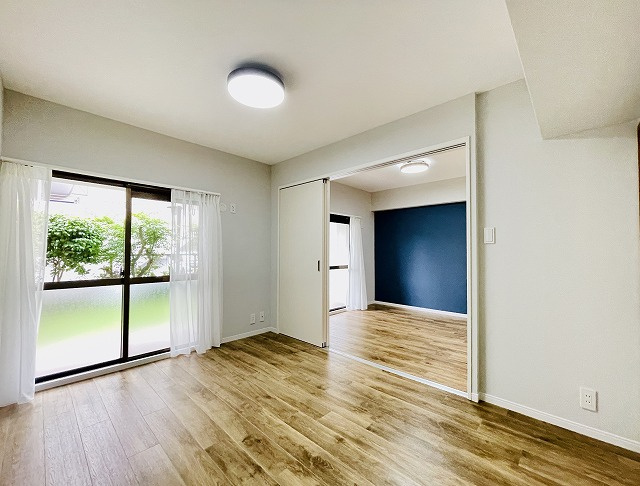 【洋室】 | ネオハイツ筑紫丘 | リビング横の６帖の洋室。隣の和室と行き来できます