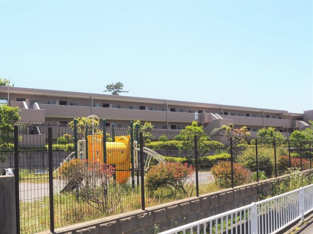 鎌倉市七里ガ浜東２丁目の中古マンションの外観