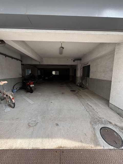 ヴィラ呉本通の駐車場