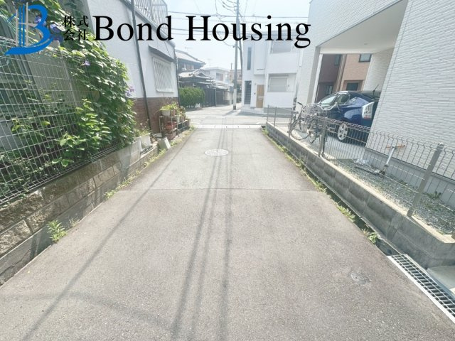 令和2年リフォーム済み物件　大久保町大窪　1680万円の前面道路含む現地写真