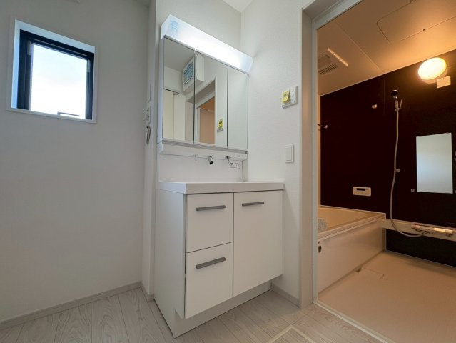 新築戸建　江南市古知野町2期　全2区画分譲の独立洗面台|床材に受ける様々な傷や、温度・湿度変化によるクラックの発生を大幅に抑える特殊加工を施工済み。