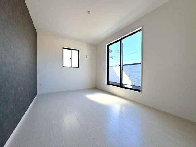 新築戸建　江南市古知野町2期　全2区画分譲の寝室|全居室にたっぷり収納できる大型収納を設置。窓ガラスは断熱性能や結露防止効果の高いペアガラスです。