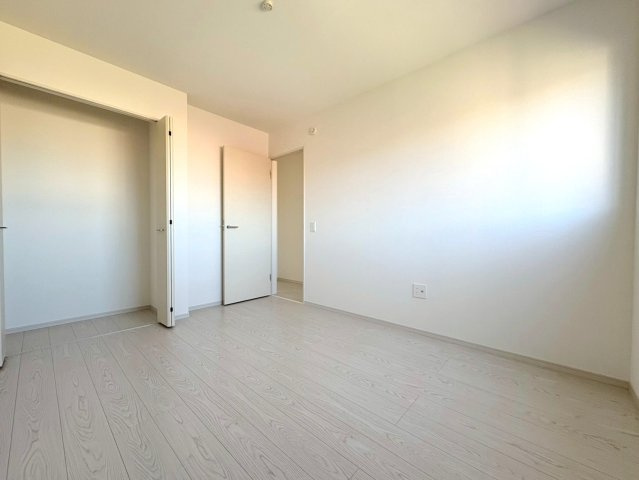 新築戸建　江南市古知野町2期　全2区画分譲の洋室|建具やクロスなどをトータルデザインでコーディネートしており、室内に落ち着きと安らぎを与えてくれます。