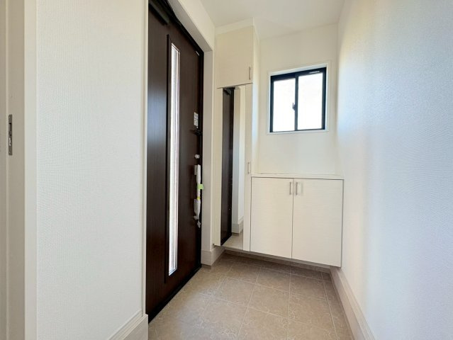 新築戸建　江南市古知野町2期　全2区画分譲の玄関|大容量のシューズ収納付きで玄関周りもすっきり！玄関ドアからの光が玄関ホールを明るくしてくれます。