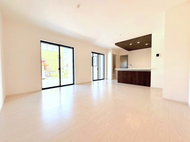 新築戸建　江南市古知野町2期　全2区画分譲の居間・リビング|フローリング材は木目調でナチュラルな美しさ。様々な傷やクラックの発生を大幅に抑える特殊加工済み。