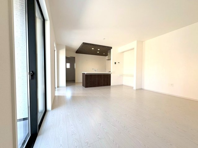 新築戸建　江南市古知野町2期　全2区画分譲の居間・リビング|フローリング材は木目調でナチュラルな美しさ。様々な傷やクラックの発生を大幅に抑える特殊加工済み。