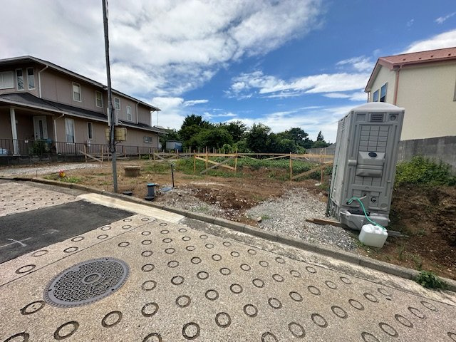 駐車場２台は当たり前よねぇ♪【保土ケ谷区仏向町】新築戸建の前面道路含む現地写真