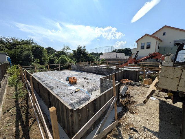 駐車場２台は当たり前よねぇ♪【保土ケ谷区仏向町】新築戸建の外観|現地建築中です