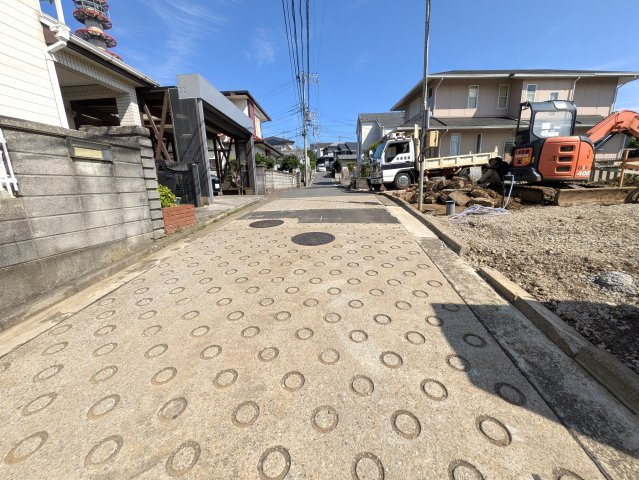 駐車場２台は当たり前よねぇ♪【保土ケ谷区仏向町】新築戸建の前面道路含む現地写真|前面道路含む現地写真です