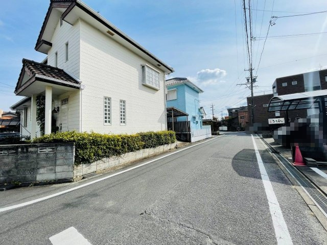 岡崎市上地2丁目の前面道路含む現地写真