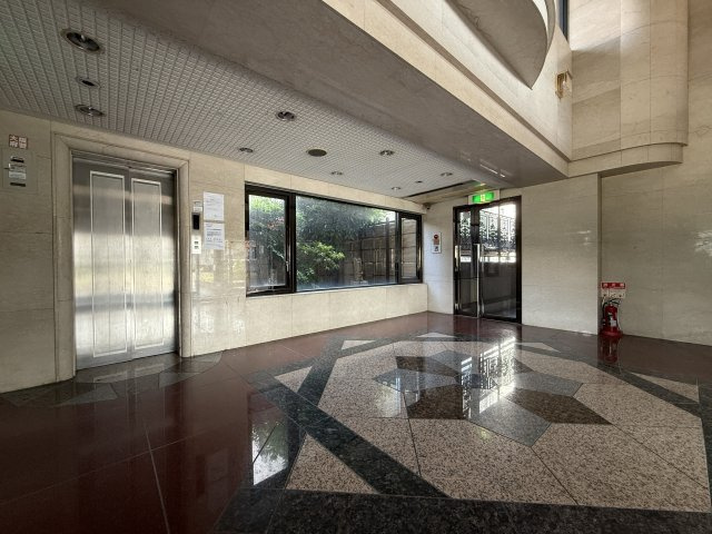 ロイヤルヒルズ五番館のエントランス