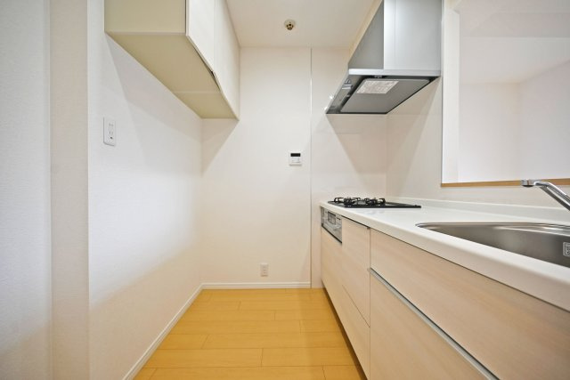 アドリーム伊丹北野のキッチン|背面に冷蔵庫やカップボードを設置しても、複数人でキッチンに立っても窮屈感を感じることがない幅が確保されています。