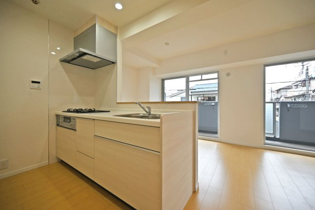 アドリーム伊丹北野のキッチン|来客時にもキッチン裏や手元は見えない工夫がされているのでいつも片付いたキッチン＆リビングを演出できます◎