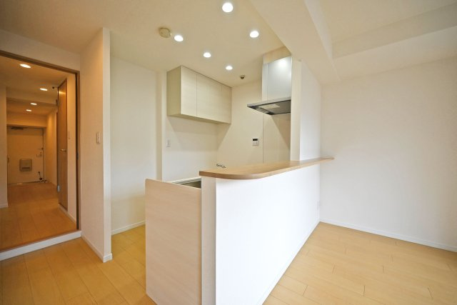 アドリーム伊丹北野のキッチン|コンロ前袖壁付カウンター造作のキッチンです。上部にはダウンライトを採用し、作業性を確保。